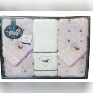 NWOT DAKS Dog Embroidered Towel Set